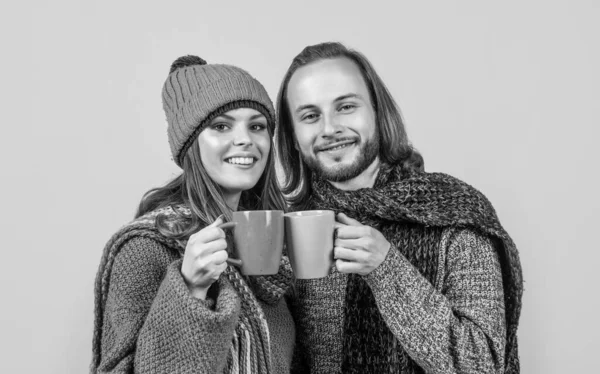 Glückliches Paar Von Mann Und Frau Halten Teetassen Gelben Hintergrund — Stockfoto