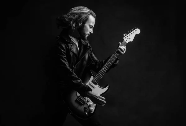 Érzelmi Szakállas Rockzenész Játszik Elektromos Gitár Bőrdzseki Ugrás Zene — Stock Fotó