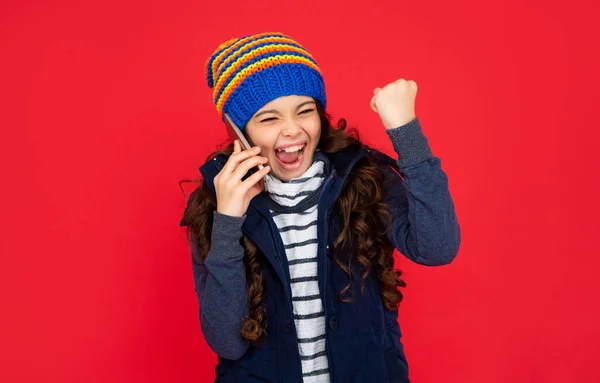 Щаслива Дитина Розмовляє Телефону Капелюсі Червоному Тлі Дівчина Підліток Нижньому — стокове фото
