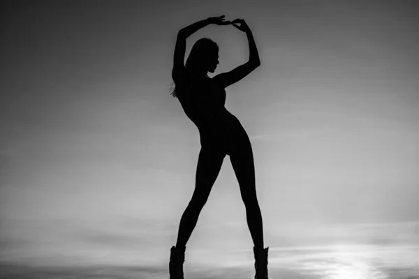 Silhueta Mulher Sensual Dançando Entardecer Liberdade — Fotografia de Stock