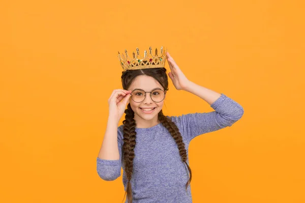 Najmądrzejsza Księżniczka Długo Oczekiwana Nagroda Mała Mądra Dziewczynka Nosi Okulary — Zdjęcie stockowe