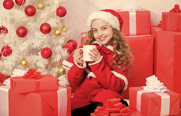 Küçük Sevimli Kız Noel Kutlarken Elinde Sıcak Içecekle Fincanı Tutuyor — Stok fotoğraf