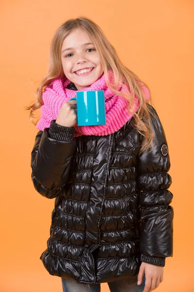 Eller Kaffe Paus Flicka Med Blå Kopp Leende Orange Bakgrund — Stockfoto