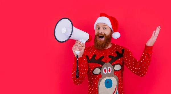 Boldog Szakállas Férfi Karácsonykor Hangosbeszélőben Kiabál Reklám Újévi Ünnepek Karácsonyi — Stock Fotó