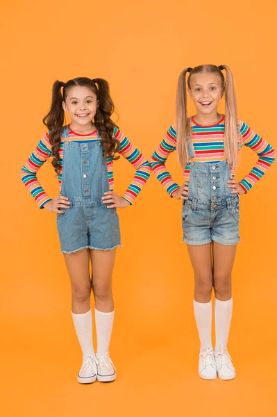 Colores Vibrantes Moda Moderna Moda Infantil Pelo Largo Chicas Lindos — Foto de Stock