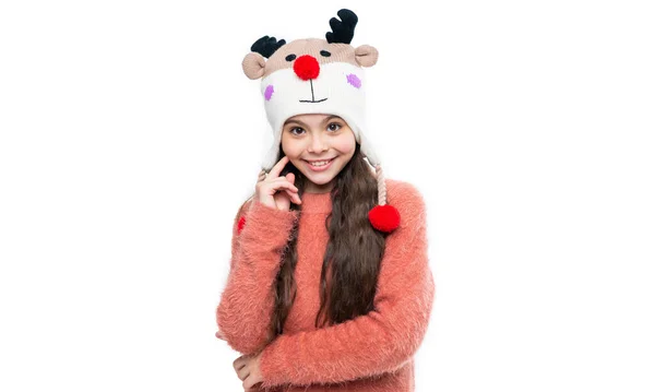 白地に隔離された耳フラップの帽子の少女 スタジオでは10代の女の子がセーターとイヤーフラップの帽子を着ています 10代の女の子のための冬のファッション イヤーフラップ ハット ニットウェア 10代の女の子モデルでイヤーフラップ帽子 — ストック写真