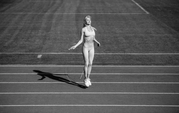 Sport Woman Sportswear Jump Skipping Rope Stadium Running Track Training — ストック写真