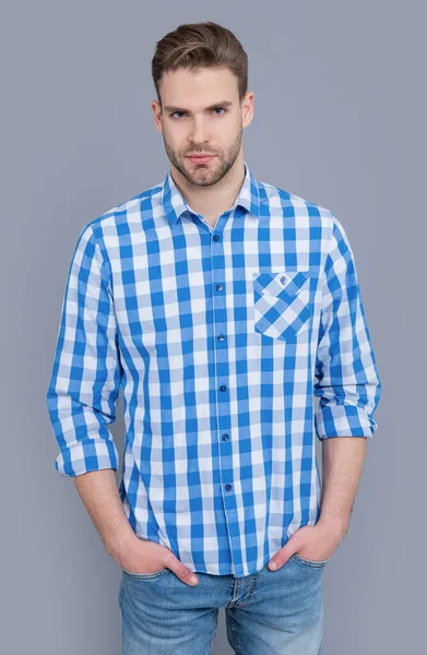 Junger Mann Karierten Hemd Isoliert Auf Grauem Hintergrund Typen Lässigem — Stockfoto