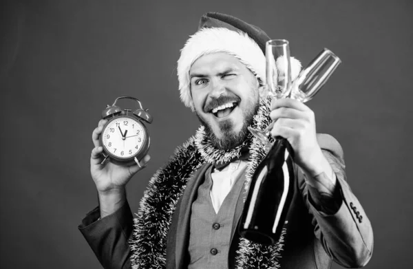 Augenzwinkernde Männer Trinken Champagner Aus Gläsern Zeit Für Winterferien Bärtiger — Stockfoto