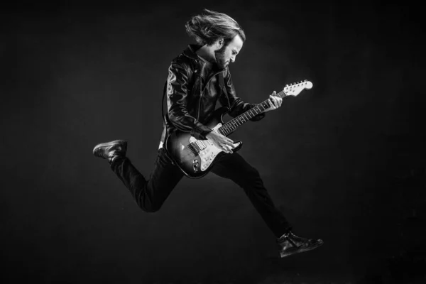 Duygusal Sakallı Rock Müzisyeni Deri Ceketle Elektro Gitar Çalıyor Zıplıyor — Stok fotoğraf
