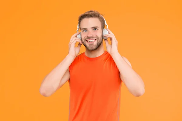 Ανέμελος Μαθητής Ανδρική Μόδα Γυμναστικής Άνθρωπος Στα Ακουστικά Ακούει Τραγούδι — Φωτογραφία Αρχείου