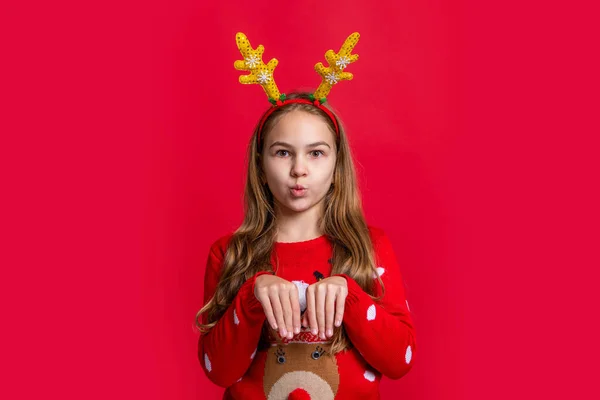 Αστεία Έφηβη Ελαφοκέρατα Κόκκινο Φόντο Χριστουγέννων Χριστουγεννιάτικη Έφηβη Ελαφοκέρατα Μια — Φωτογραφία Αρχείου