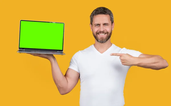 Homem Apresentando Laptop Portátil Estúdio Dedo Apontador Homem Mostrando Laptop — Fotografia de Stock
