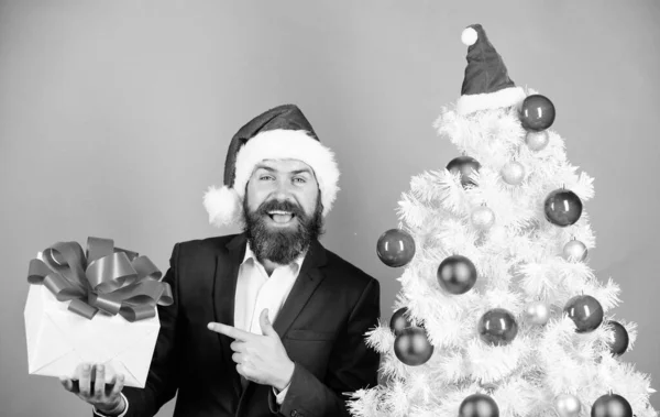 これを見て 髭の男サンタからの贈り物 成功したビジネスマンのための新年賞とボーナス 男はクリスマスツリーで企業パーティーを祝う 幸せな休日 冬の売り上げ クリスマスショッピング — ストック写真