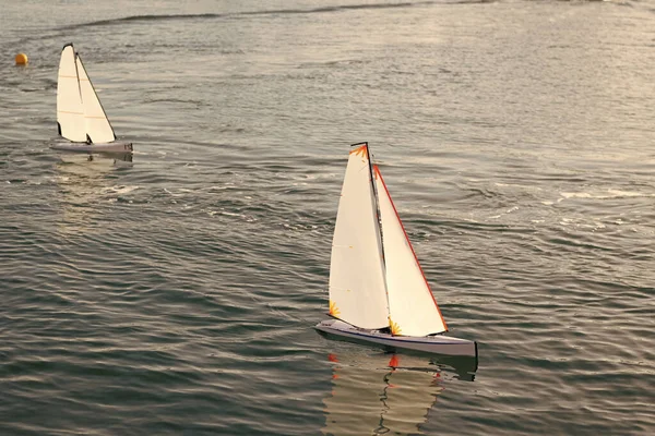 Λίγα Γιοτ Παιχνίδι Πλέουν Στη Θάλασσα Ιστιοφόρο Στην Επιφάνεια Της — Φωτογραφία Αρχείου