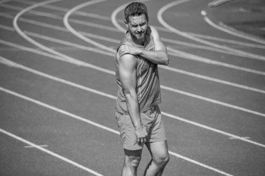 Stadyumda egzersiz yaptıktan sonra omuz yaralanması. Spor salonu açık havada. Yaralı kaslı atletik adam. Spor eğitimi. Erkek travması. Sporcu sporcu kaslarını esnetir ve eklem yoğurur. Acı hisset.