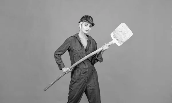 보일러 수트를 착용하고 열심히 일하는 주황색 배경에 노동의 — 스톡 사진