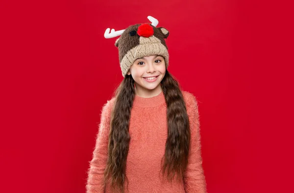 明るい10代の子供のための冬のファッション 冬のイヤフラップ帽子の10代の子供ファッションモデル レッドで隔離された冬のファッションの帽子の10代の子供 スタジオで10代の子供がセーターと冬のファッション帽子を着て — ストック写真