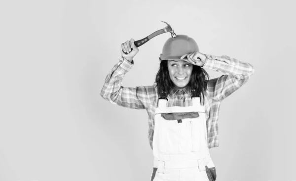 Explorando Herramientas Trabajadora Arquitectura Mujer Arquitecta Casco Chica Con Camisa — Foto de Stock