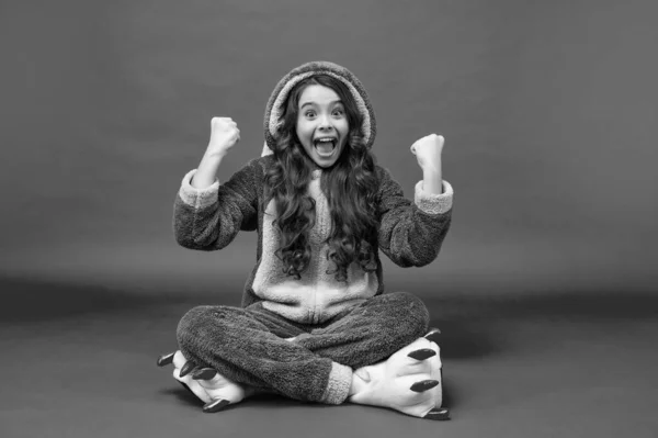 Wygodna Piżama Lub Szlafrok Domowy Nastolatka Czuje Się Zrelaksowana Szczęście — Zdjęcie stockowe