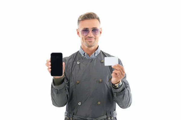 Glücklich Lächelnder Geschäftsmann Geschäftsmann Chef Zeigt Smartphone Und Kreditkarte Mit — Stockfoto