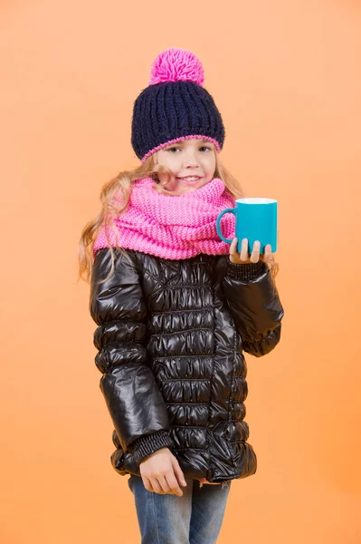 Παιδί Κορίτσι Φουλάρι Καπέλο Ροζ Μαύρο Σακάκι Κρατήστε Κούπα Τσάι — Φωτογραφία Αρχείου