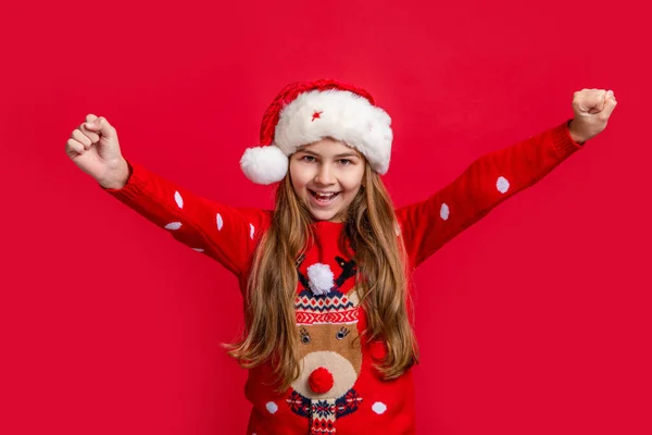Weihnachten Teen Mädchen Mit Weihnachtsmann Hut Erfolgreiche Teenie Mädchen Tragen — Stockfoto