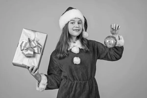 Kerstinkopen Doen Tienermeisje Voelt Geluk Verkoop Voor Geschenken Geschenken Gelukkig — Stockfoto