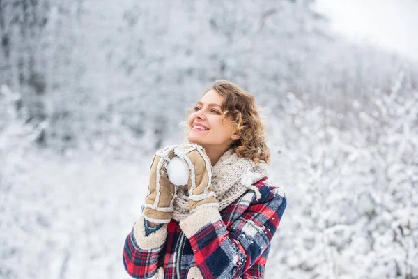 Chica Divertirse Jugando Bola Nieve Clima Helado Divertido Actividad Vacaciones —  Fotos de Stock