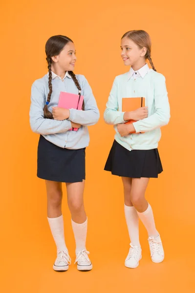Kennisdag Schoolmeisjes Beste Vrienden Uitstekende Leerlingen Middelbare School Schoolmeisjes Netjes — Stockfoto