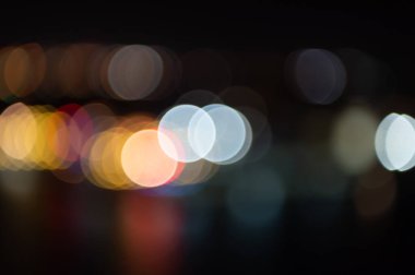 Arka plan bulanık. Aydınlatılmış soyut bulanık arkaplan. Bokeh geçmişinde kimse yok. Bulanık koyu renk arka plan. Bulanık odaklanmış arkaplan.