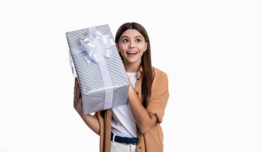 Sürpriz genç kızın doğum günü hediyesi. Doğumgünü hediyesi olan genç kız beyaz arka planda izole edilmiş. Stüdyoda doğum günü hediyesi tutan genç bir kız. Doğum günü hediyesi olan genç bir kız..