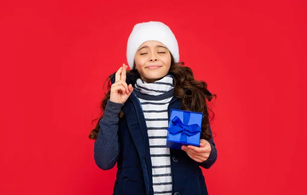 Boldog Gyerek Gömbölyű Kabátban Kalaptartóban Gyerek Ajándékkal Tini Lány Piros — Stock Fotó