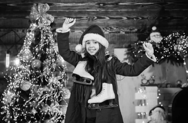遊び心がある 最高の贈り物だ 休日にサンタの子供 子供はクリスマスを愛してる 幸せな女の子はフィギュアスケートのスケートを保持します 新年会のお祝い クリスマスの時間だ 冬の活動時間 — ストック写真