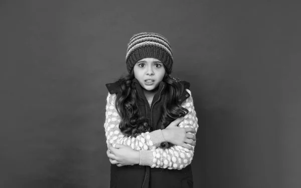Adolescente Chica Sentir Frío Punto Sombrero Invierno Abajo Chaleco Sobre — Foto de Stock