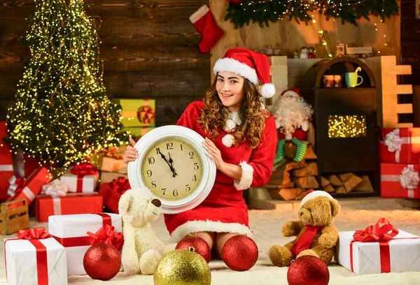 让我们的圣诞充满欢乐和欢乐 是时候庆祝新年派对了 桑塔女孩保持时钟 等待奇迹的到来 圣诞倒计时来了送礼物和礼物 圣诞节的时候到了 — 图库照片