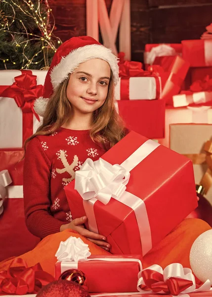 休日の買い物で大売り ギフトショップ 幸せな冬だ サンタランド日記 可愛い遊び心のあるクリスマス 女の子の赤いサンタの帽子 サンタ クラスの住居だ 現在の配送サービス 贈り物が多すぎる — ストック写真