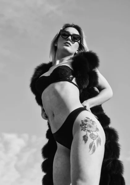 Chica Sexy Tatuada Riesgo Atrevido Extravagante Mujer Sexy Abrigo Piel —  Fotos de Stock