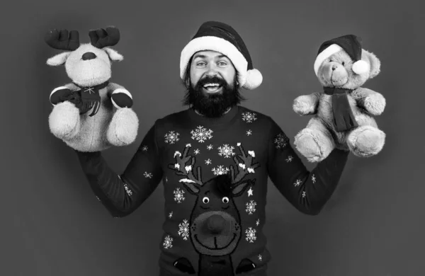 圣诞节的准备工作派对很好玩新年快乐 快乐的圣诞节 季节性的圣诞节销售 长胡子的成熟男人穿着针织毛衣和玩具 准备庆祝 准备寒假 — 图库照片
