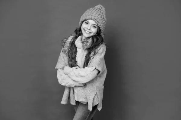 Ευτυχισμένη Έφηβος Κορίτσι Πλεκτό Καπέλο Χειμώνα Κόκκινο Φόντο Μόδα — Φωτογραφία Αρχείου