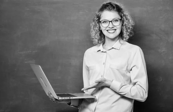 オンラインスクール 情報とプログラミング オンラインコースを教える オンラインで勉強する 先生のノートブックの黒板の背景 ネットサーフィンの女 デジタル技術 現代の職業 Stem学生 — ストック写真