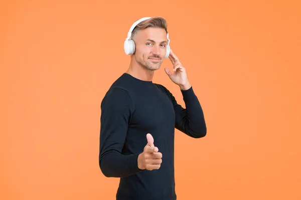 Stylish Mature Guy Trendy Hairstyle Wearing Earphones Listening Ebook Audio — Stock Photo, Image