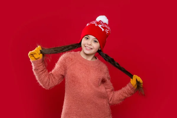 滑稽的少年在工作室里穿着毛衣 头戴帽子 青少年冬季时尚 帽子针织物 戴帽子的小孩模特儿戴帽子的青少年 因红色背景而与世隔绝 — 图库照片