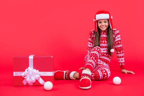 Новый Год Положительный Санта Девушка Подросток Новым Годом Подарок Сидеть — стоковое фото