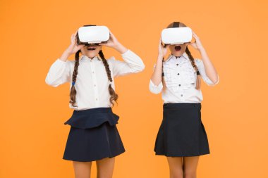 Çocuklar modern Vr teknolojisini kullanıyor. Sanal gerçeklik. Vr kulaklık. Gelecekteki eğitim. Çocuk kız öğrenciler kablosuz Vr gözlük takıyor. Artırılmış gerçekliği keşfetmek. Deneyimler projeleri iletişim kurar ve yönetir.