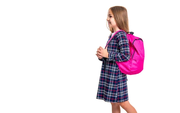 교육을 가방을 소녀의 유니폼을 소녀는 배경에 고립되어 있었다 스튜디오에 여대생을 — 스톡 사진