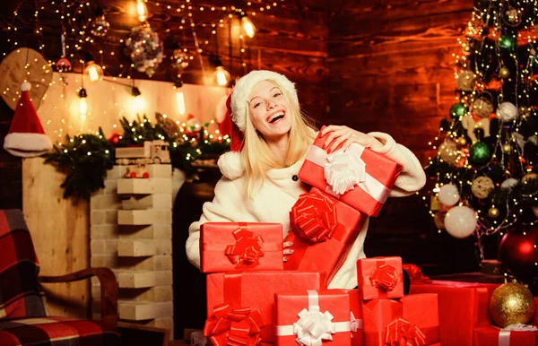 激动的情绪 快乐和喜悦 节日气氛 目前的概念 新年快到了 圣诞快乐 新年快乐 快乐的微笑的女人和礼品盒节礼日舒适的家 快乐的时刻 — 图库照片