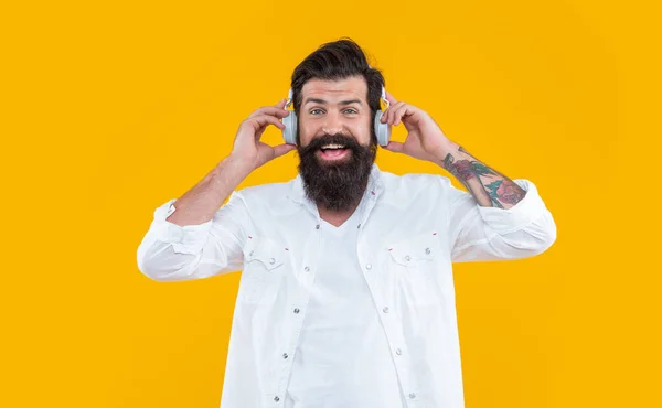 Щасливий Діджей Музичних Навушниках Ізольований Жовтому Фоні Людина Музичних Навушниках — стокове фото