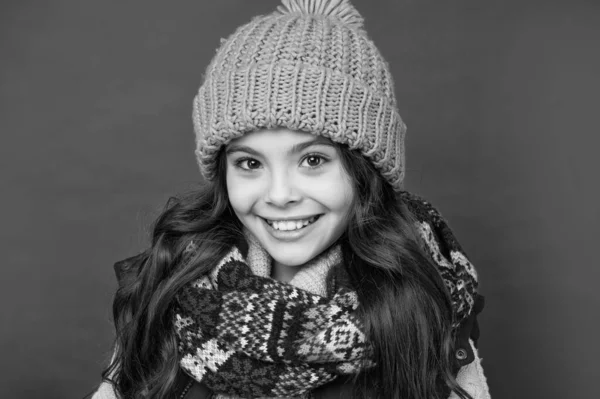 女性ファッションモデル スカーフの少女10人 暖かい服を着た子供の肖像画です 肯定的な感情を表現する 冬のファッション 帽子に巻き毛の子供を笑顔で — ストック写真