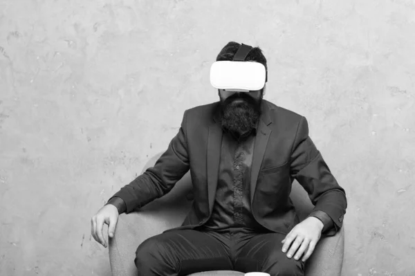 Dompel Onder Virtuele Realiteit Serieuze Man Manager Draagt Headset Virtuele — Stockfoto